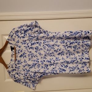 Ann Taylor pretty flower top. Size M, short sleeves, blue and white